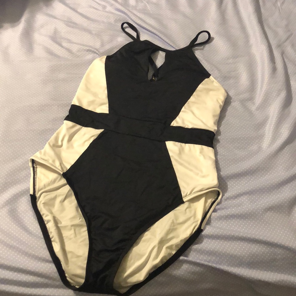 Blk & wht low cut front & back Chris cross 1 piece